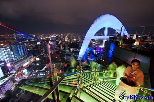 泰国最值得一去的购物天堂 站在曼谷最高的酒吧Red sky 吹风，有种不真实感。 ...