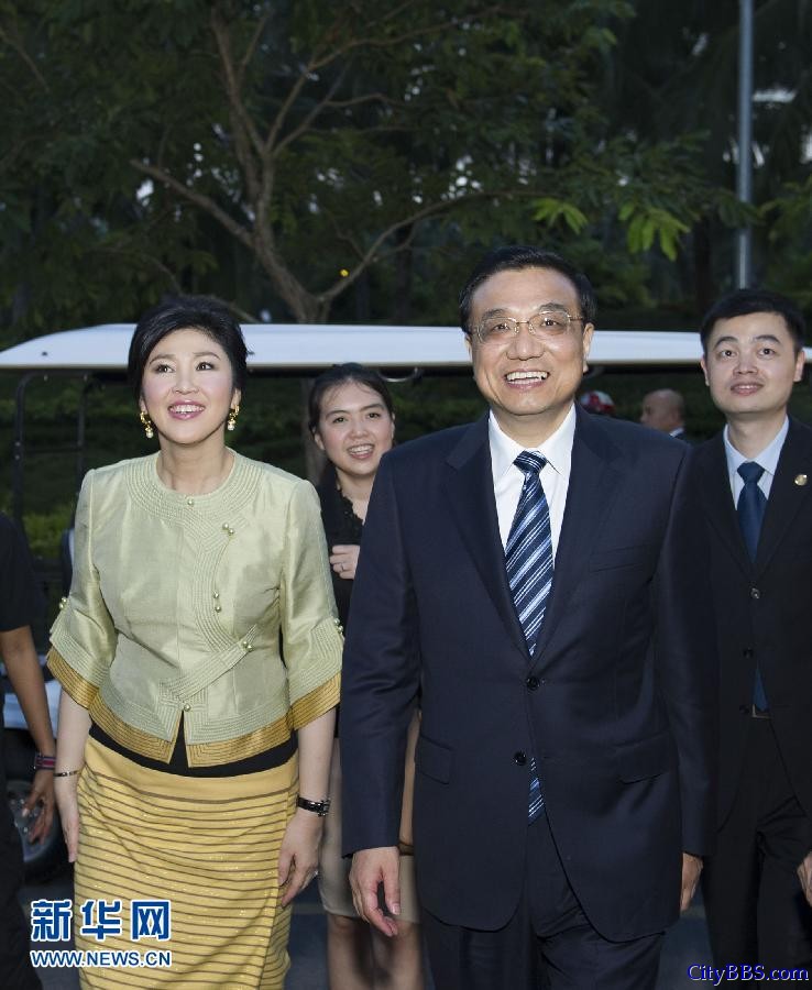李克强在泰国总理英拉陪同下参观清迈国际园艺博览会会址