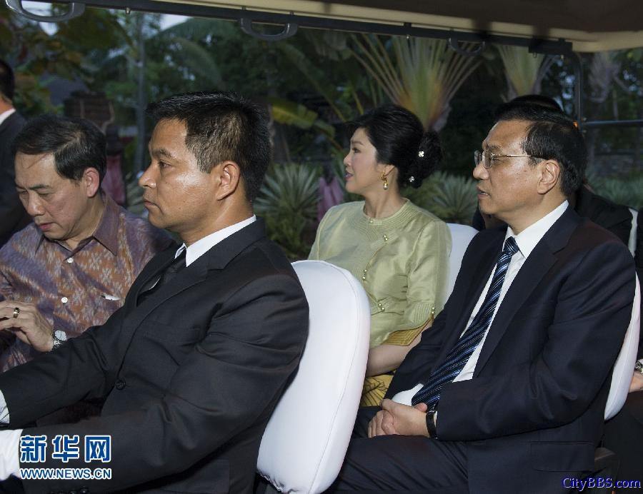 李克强在泰国总理英拉陪同下参观清迈国际园艺博览会会址