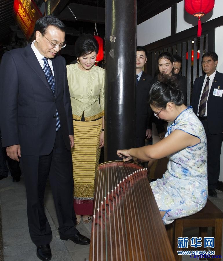 李克强在泰国总理英拉陪同下参观清迈国际园艺博览会会址中国唐园
