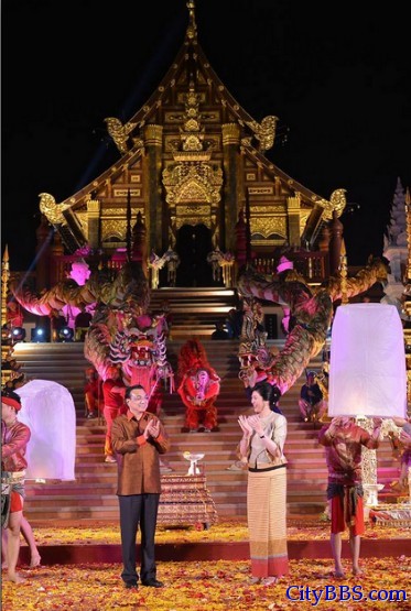 李克强在泰国总理英拉陪同下参观清迈，同放孔明灯
