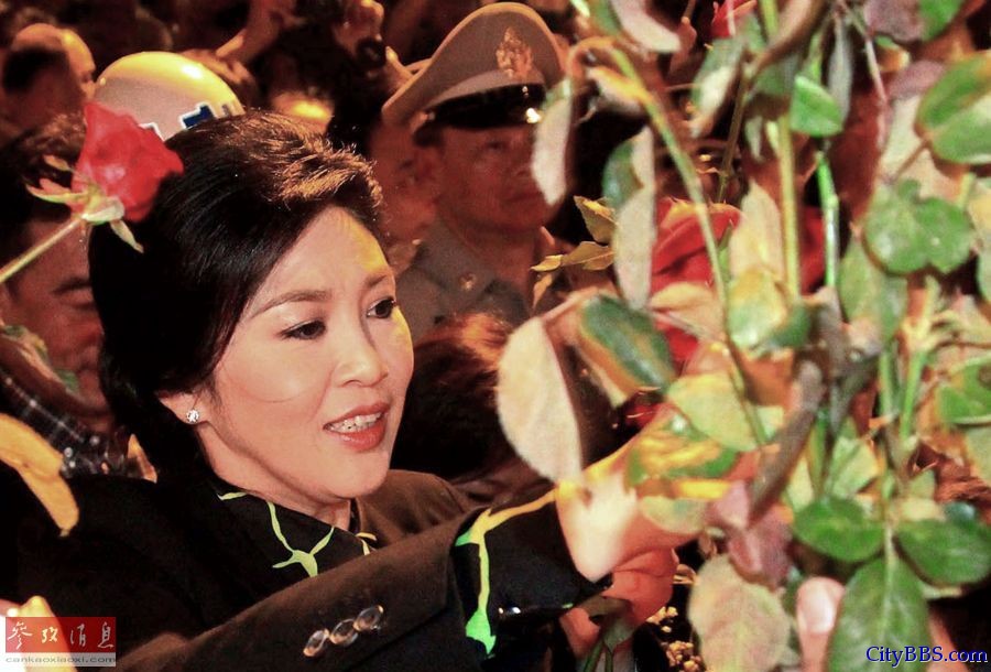 泰国看守内阁总理英拉抵清迈受支持者“热捧”