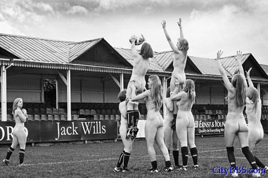 牛津大学的女子橄榄球队裸体照 帅呆了