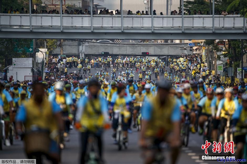 泰国数千民众骑行庆祝国王88岁寿辰 王室政要领骑