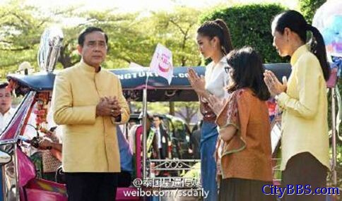 泰国总理开嘟嘟车载环球小姐同游总理府