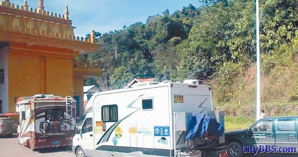来自中国的露营车在泰国公路十分常见