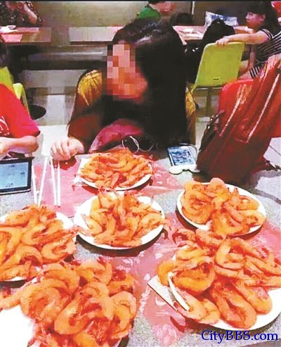 中国游客泰国用盘铲虾 除了大虾其他菜少