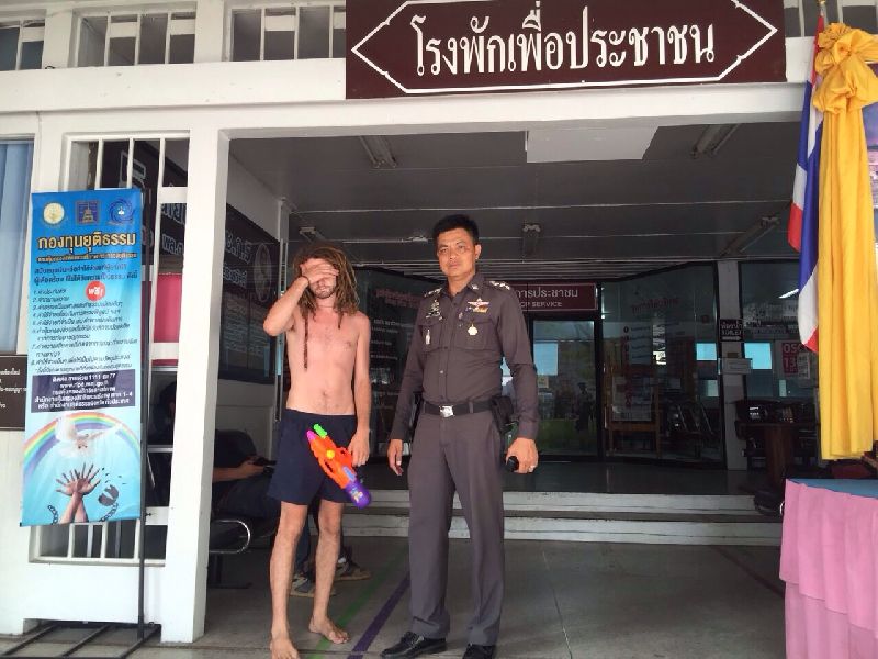 清迈市警察局对一名光着上身泼水的西方人处以100泰铢的罚款