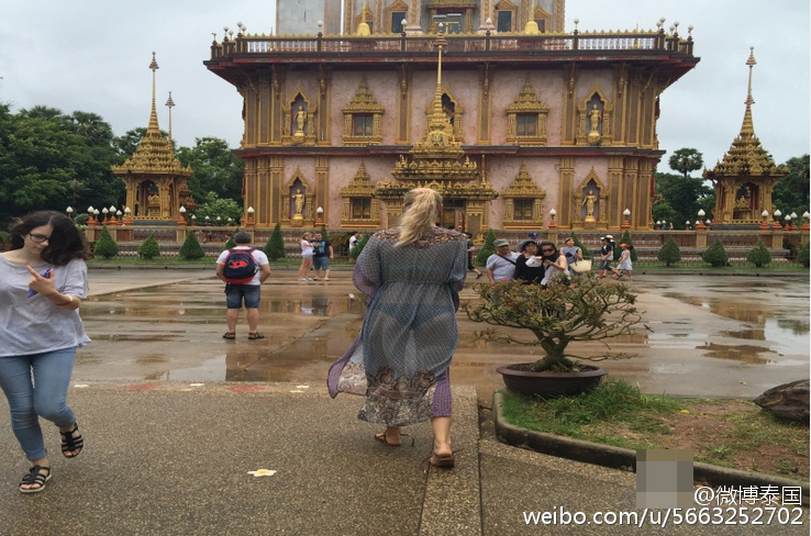 俄罗斯女子穿透视装逛泰国寺庙被警察带走