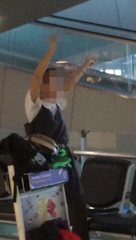 中国女游客曼谷机场闹事 手拿水果刀欲自残