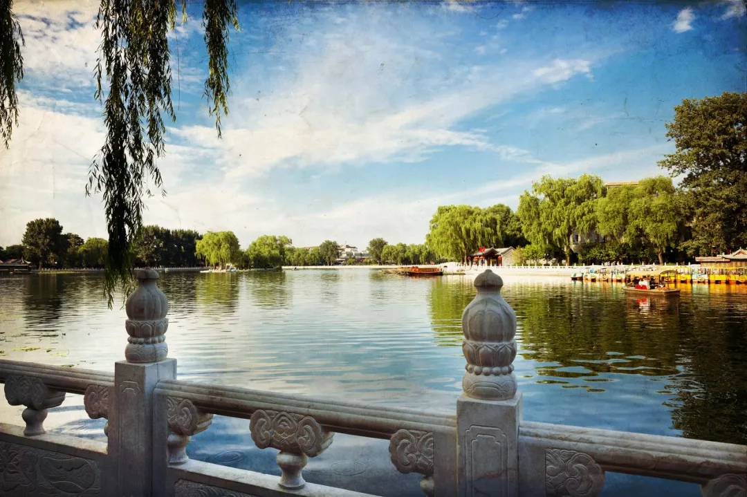 北京旧城中心，后海湖畔