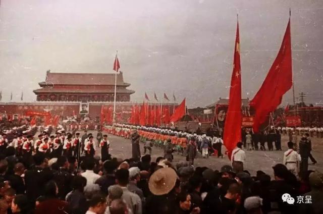 开国大典前的天安门广场，一片红色的海洋