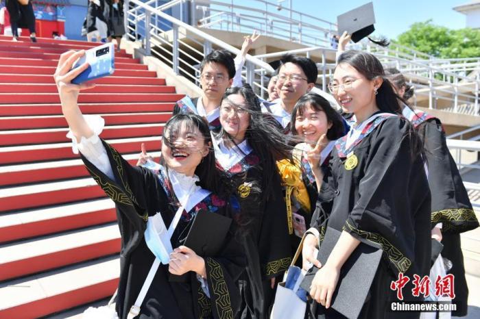 北京大学在邱德拔体育馆为2020届毕业生补办学位授予仪式