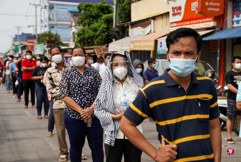 柬埔寨民众排队打冠病疫苗