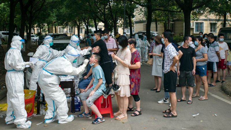 湖北武汉居民排队接受新冠病毒全民核酸检测
