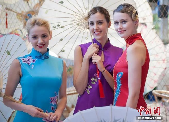 三名身着旗袍的外籍友人在杭州合影