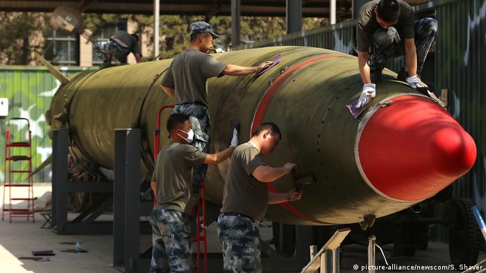 几名士兵正在清洁一枚已经退役的东风2型中程弹道导弹 