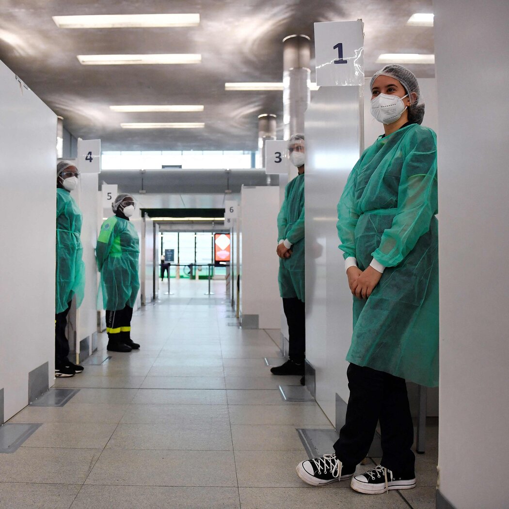 巴黎戴高乐机场新冠病毒检测中心的工作人员等待来自中国的旅客