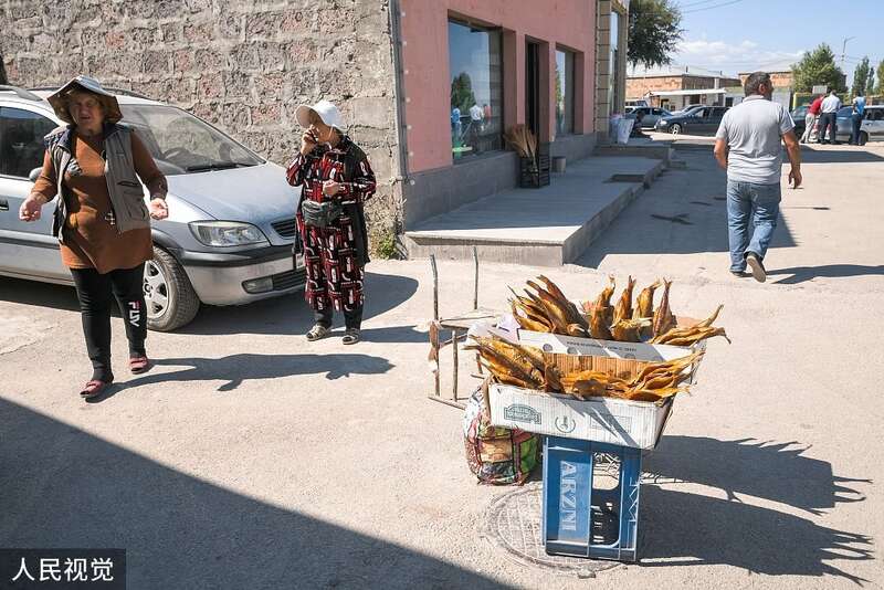 亚美尼亚瓦尔代尼斯，瓦尔丹尼斯镇一条街道上的鱼干小贩