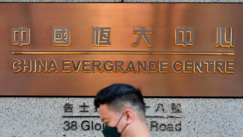 一名路人走过中国恒大香港总部大楼