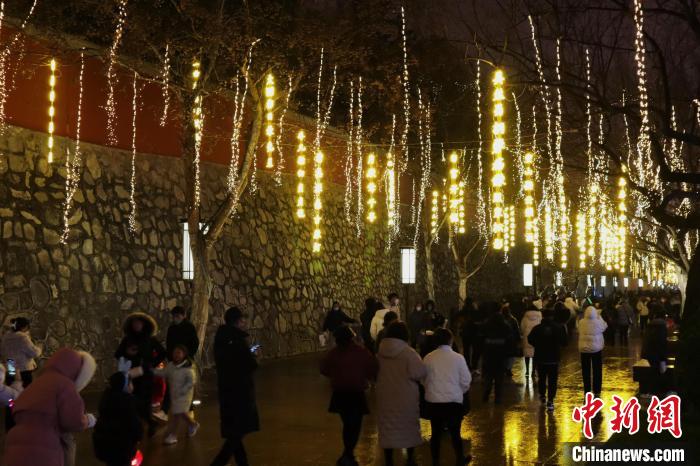 游客在西安大雁塔景区步行街游览“诗词长街”
