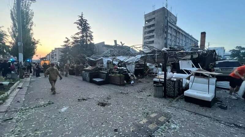 乌克兰当地新闻报道的第一批照片，感觉是大楼和下面的市场被炸