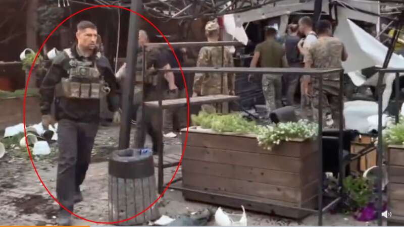 乌克兰视频显示从酒店废墟逃出来的这些黑衣服武装人员操着一口英语