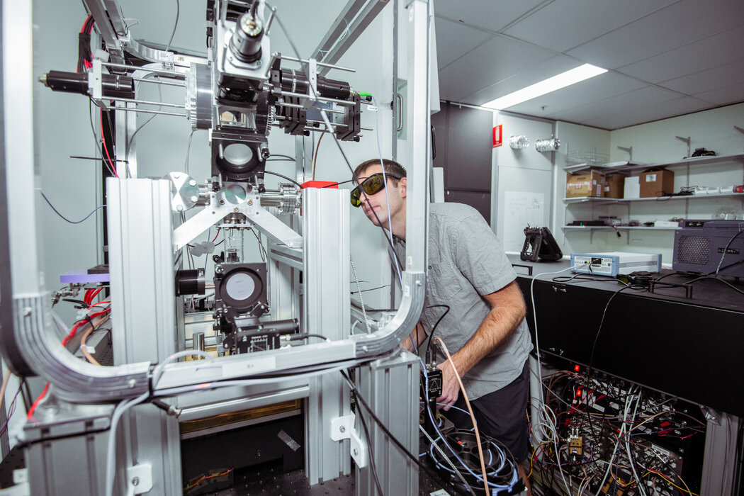 一名科学家在Q-CTRL公司的澳大利亚悉尼实验室里操作一个量子重力仪原型。目前正在测试的版本比原型小40倍 . ...