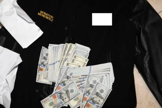 藏在衣服、衣柜和保险箱中的财物，包括约50万美元现金和价值15万美元的金条 ... ...