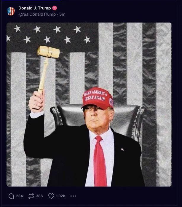他头戴“让美国再次伟大”的帽子，在众议院议长座椅前手举议长木槌准备敲击的合成照片 ...